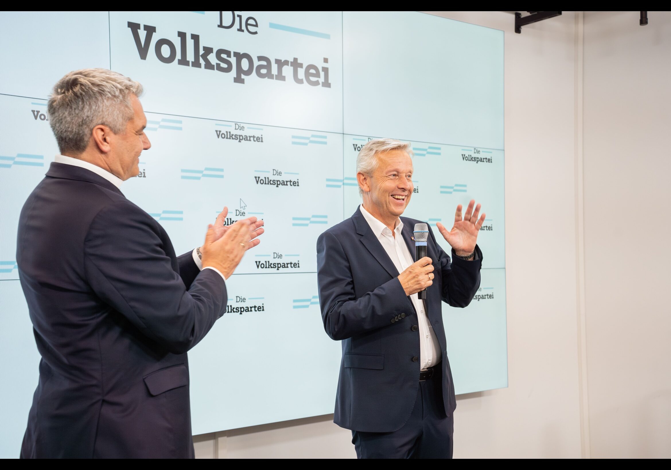 Applaus von Bundeskanzler und Bundsparteiobmann Karl Nehammer für gutes Ergebnis bei der Europawahl. Foto: ÖVP