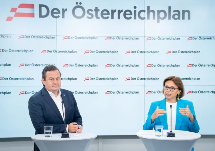 Wollen den Tourismus in Zukunft noch stärker in den Mittelpunkt rücken. Kurt Egger und Susanne Kraus-Winkler bei der Vorstellung des Tourismuskapitels aus dem Österreichplan von Karl Nehammer. Foto: ÖVP