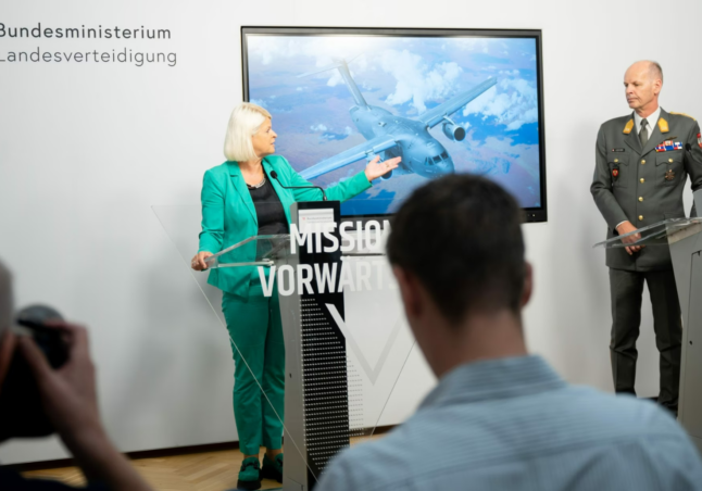 Ein weiterer Schritt in Richtung Modernes ÖBH wurde am Mittwoch gesetzt. Die C-130 "Herkules" wird künftig von der Embraer C-390 ersetzt. Foto: BMLV / Carina Karlovits