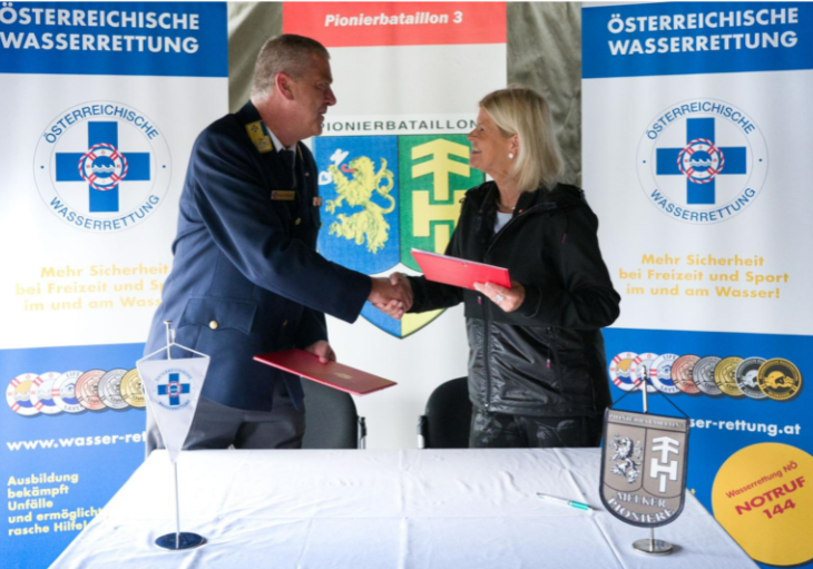 Verteidigungsministerin Klaudia Tanner unterzeichnete gemeinsam mit dem Präsidenten der Österreichischen Wasserrettung den Kooperationsvertrag zur Vertiefung der Zusammenarbeit zwischen ÖBH und ÖWR. Damit soll ein professioneller Katastrophenschutz gewährleistet werden. Foto: HBF / Gunter Pusch