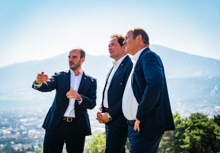 Digitalisierung bis in den Stall: Digitalisierungsstaatsekretär Florian Tursky, Landwirtschaftsminister Norbert Totschnig und Landeshauptmannstellvertreter Josef Geisler über die Chancen der neuen Technologien für die heimische Landwirtschaft. Foto: Fitsch