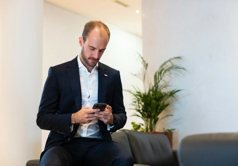 Die App "Digitales Amt" ist eine Erfolgsgeschichte der österreichischen E-Government-Services. Staatssekretär Tursky zeigt sich erfreut, dass die Österreicher dieses Angebot annehmen. Foto: BKA / Christopher Dunker