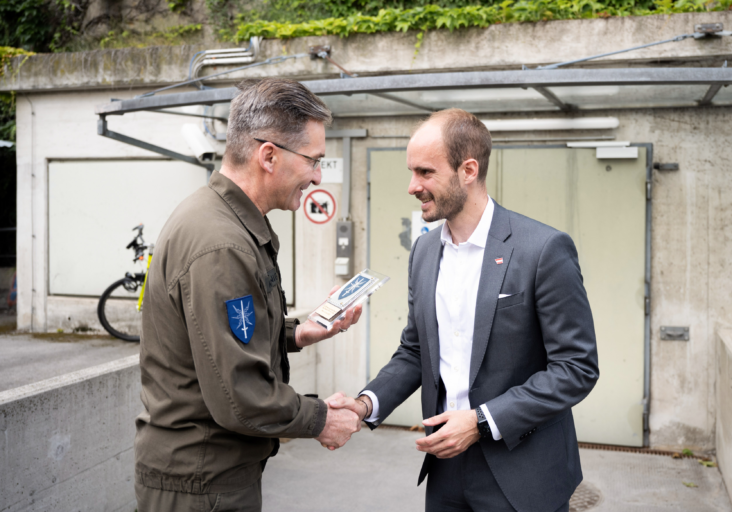 Auf Einladung von Generalmajor Hermann Kaponig, dem Leiter des IKT- und Cybersicherheitszentrums, hat Digitalisierungsstaatssekretär Florian Tursky persönlich das Rechenzentrum, das gegen Cyberangriffe ankämpft, besucht. Foto: Carina Karlovits