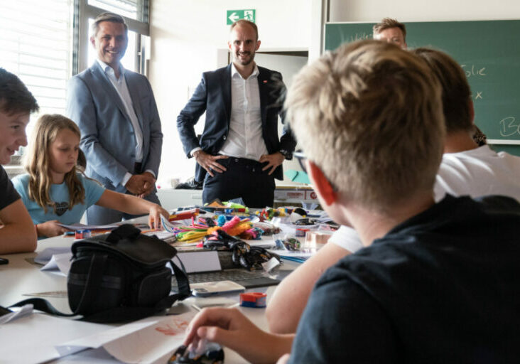Beim Digi-Camp in Oberösterreich will man jungen Menschen digitale Kompetenzen vermitteln. Beim Auftakt war Staatssekretär Florian Tursky mit dabei. Foto: Land OÖ/Margot Haag