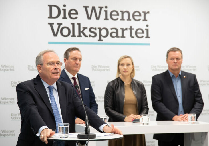 Das Team der Wiener Volkspartei für die Aufklärung des SPÖ-Finanzskandals stellt sich vor: Landesparteiobmann und Stadtrat Karl Mahrer, Finanzsprecher und Landtagspräsident Manfred Juraczka, Gemeinderätin Caroline Hungerländer, Gemeinderat Hannes Taborsky und Klubobmann. Foto: Wiener Volksparte