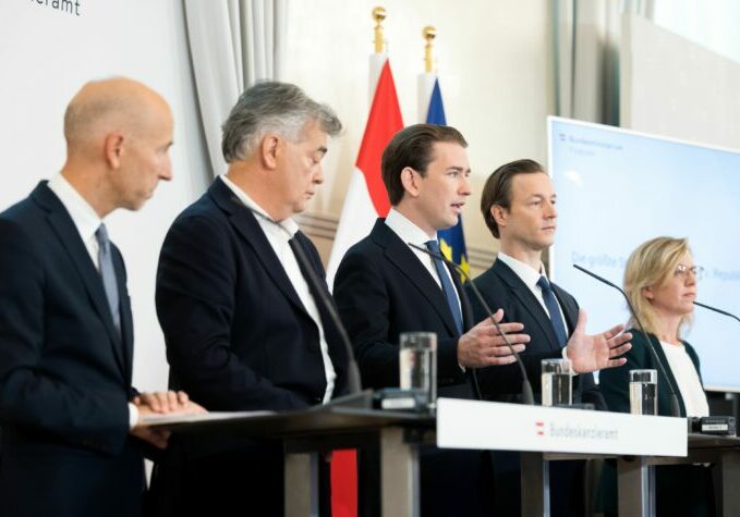 Die Regierung bei der Vorstellung der Ökosozialen Steuerreform. Foto: BKA/ Christopher Dunker