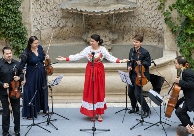 Solidarität mit der Ukraine beim Medienempfang von Kardinal Christoph Schönborn: Ukrainisches Streichquartett mit der aus Lwiw stammenden, an der Wiener Staatsoper wirkenden Mezzosopranistin Sorjana Kuschpler. Foto: Erzdiözese Wien, Stefan Schönlaub