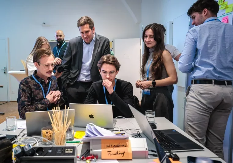 Setzt beim Thema KI auf die junge Generation. Digitalisierungsstaatssekretär Alexander Pröll lud zum Hackathon ins Bundeskanzleramt. Foto: BKA/Valentin Brauneis