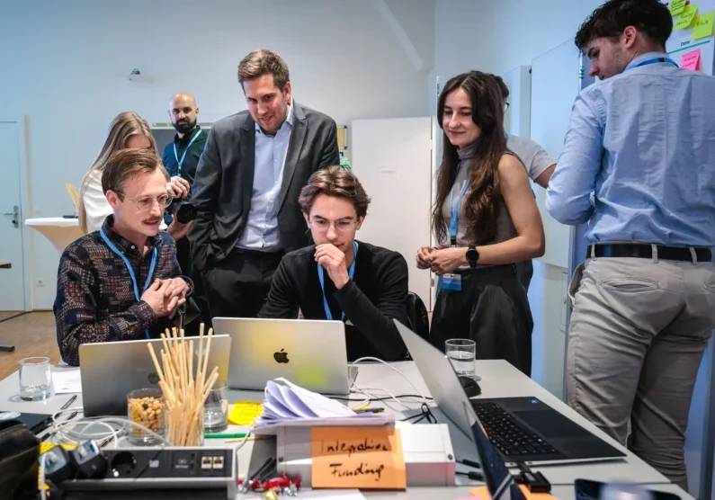 Setzt beim Thema KI auf die junge Generation. Digitalisierungsstaatssekretär Alexander Pröll lud zum Hackathon ins Bundeskanzleramt. Foto: BKA/Valentin Brauneis