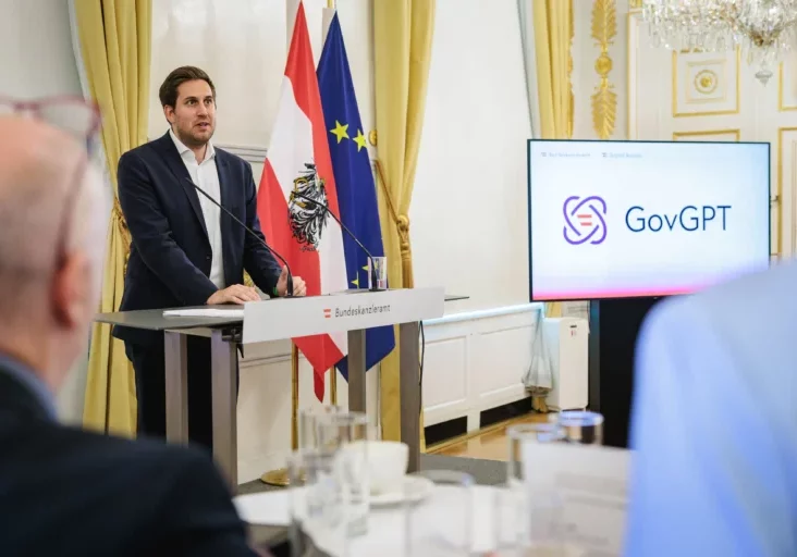 Die Digitalisierung in der Verwaltung schreitet voran. Nun bekommt die Verwaltung mit GovGPT eine eigene KI. Am Montag präsentierte Digitalisierungsstaatssekretär Alexander Pröll die Details. Foto: BKA/Valentin Brauneis