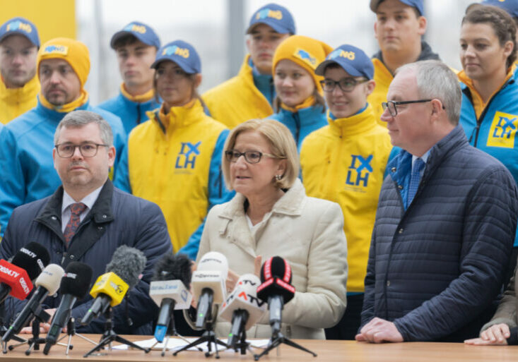 Niederösterreichs Landeshauptfrau und ÖVP-Parteichefin Johanna Mikl-Leitner startet in den Landtagswahlkampf (im Bild mit Ludwig Schleritzko, l., und Stephan Pernkopf, r.). Foto: VPNÖ