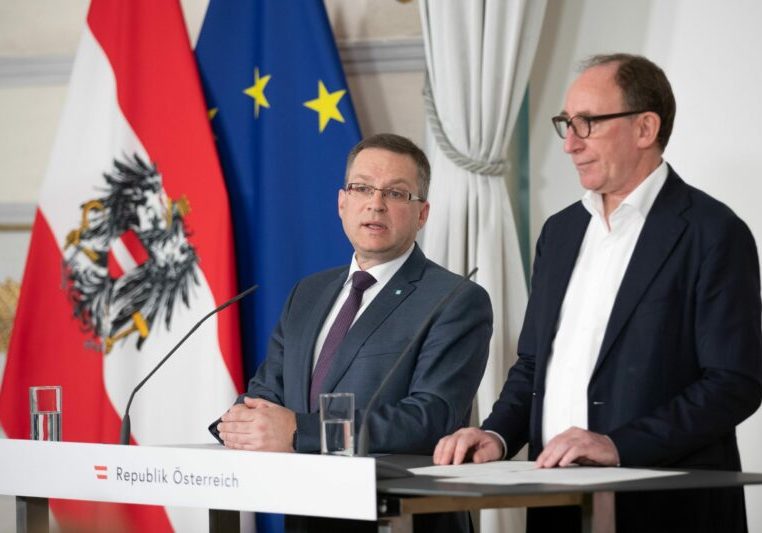 Klubobmann August Wöginger (ÖVP) und Sozialminister Johannes Rauch (Grüne) präsentierten das Paket Wohnkostenzuschuss: Unterstützung für eine Million Haushalte. Foto: BKA/Tarek Wilde