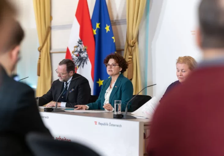 Tourismus-Staatssekretärin Elisabeth Zehetner präsentierte am Mittwoch mit den Koalitionspartnern das Maßnahmenprogramm für den Tourismus. Foto: BKA/Tarek Wilde