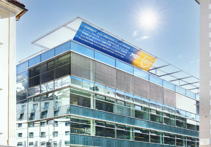 Weniger Bürokratie für Fachhochschulen wie das ManagementCenter Innsbruck bringen Gesetzesänderungen, die am Mittwoch im Nationalrat beschlossen werden sollen. Damit können neue Studienangebote innerhalb bereits akkreditierter Fachrichtungen rascher eingeführt werden. Foto: MCI