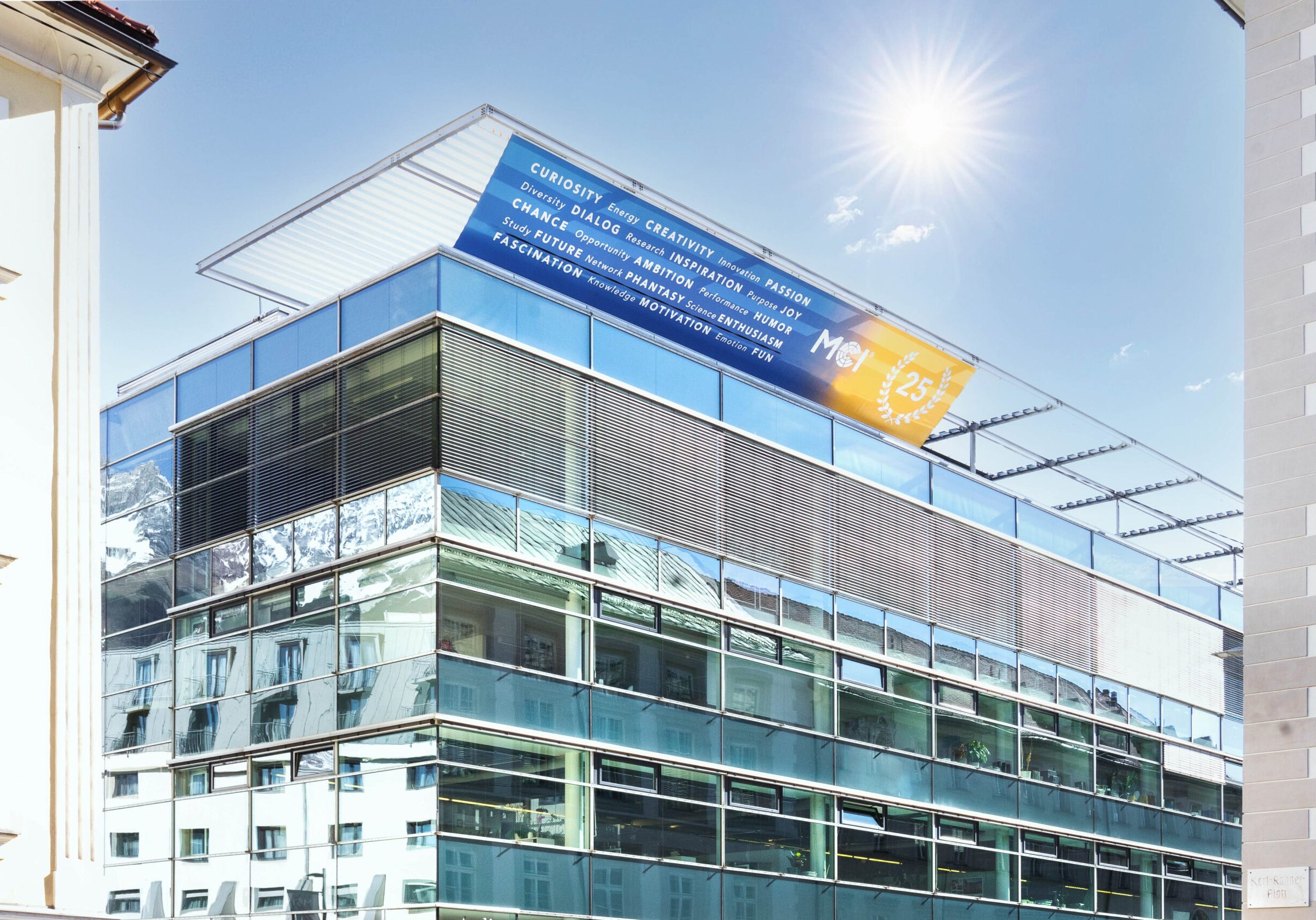 Weniger Bürokratie für Fachhochschulen wie das ManagementCenter Innsbruck bringen Gesetzesänderungen, die am Mittwoch im Nationalrat beschlossen werden sollen. Damit können neue Studienangebote innerhalb bereits akkreditierter Fachrichtungen rascher eingeführt werden. Foto: MCI