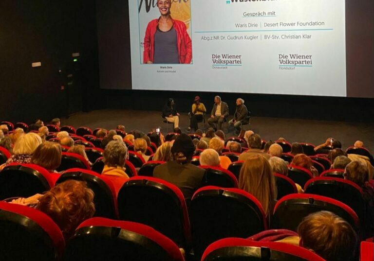 Menschenrechtsaktivistin Waris Dirie zu Gast bei einem Austausch in Wien-Donaustadt. Foto: Kugler