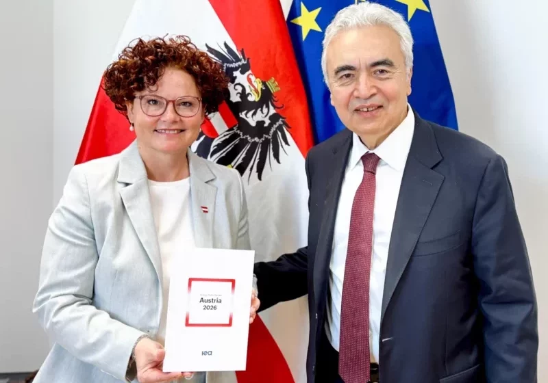 Gemeinsam mit IEA-Exekutivdirektor Fatih Birol nahm Energiestaatssekretärin Elisabeth Zehnter den IEA Länderbericht entgegen. Foto: BMWET