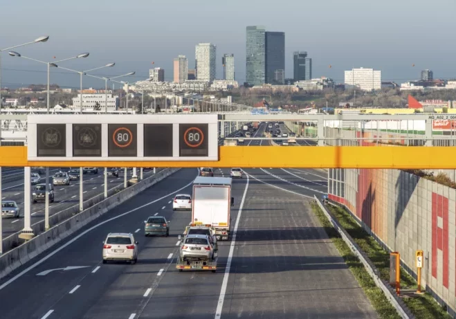 Städte und Verkehr benötigen Energie, zu einem erheblichen Teil aus fossilen Energieträgern. Am Verkehr und am Auto knüpfen viele Steuern und Klimaabgaben an, auf die nochmals Mehrwertsteuer fällig ist. Foto: ASFINAG