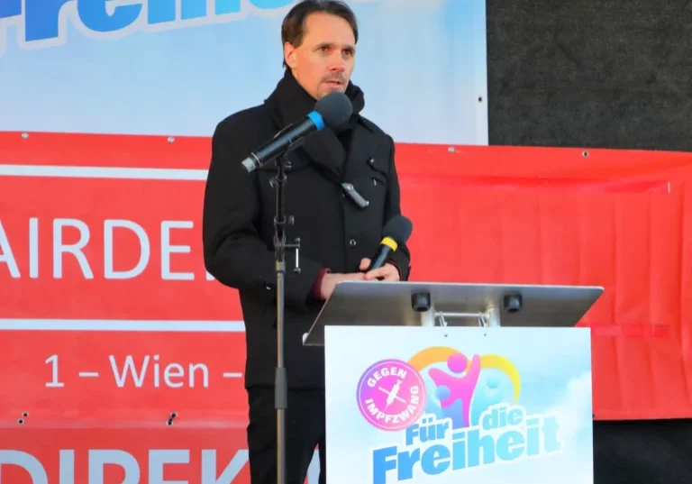 Die Nähe der FPÖ zum Verschwörungstheoretiker Martin Rutter wird von der ÖVP scharf kritisiert. Hier zu sehen bei einer Demo im Jahr 2022. Foto: C.Stadler/Bwag