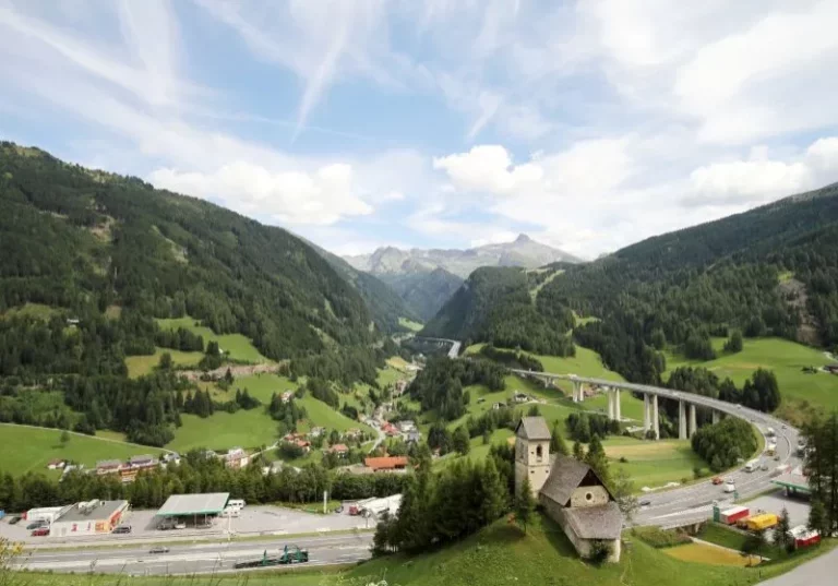 Österreich braucht vielfältige Infrastruktur für den Verkehr, der den Bedürfnissen entspricht und ökonomischen und ökologischen Ansprüchen genügen soll. Für Reformen und Investitionen in Mobilität und weitere Sektoren erhält Österreich 1,6 Mrd. Euro aus Brüssel. Foto: (Brennerautobahn) Asfinag