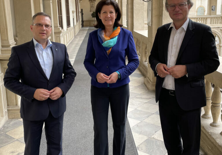 V.l.: Wöginger, Riener und Drexler bei der Pressekonferenz in Graz. - Foto: ÖAAB
