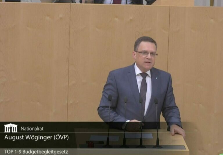 Milliardenschwere Pakete und Investitionen in die Zukunft. ÖVP-Klubobmnn August Wöginger sieht die Menschen und Betriebe auch kommendes Jahr weiter entlastet und übt Kritik an der SPÖ. Foto: Screenshot Zur-Sache