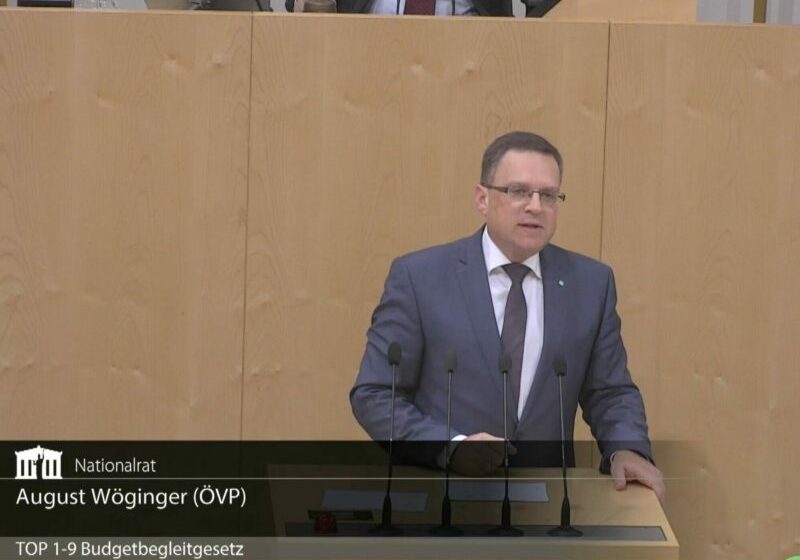 Milliardenschwere Pakete und Investitionen in die Zukunft. ÖVP-Klubobmnn August Wöginger sieht die Menschen und Betriebe auch kommendes Jahr weiter entlastet und übt Kritik an der SPÖ. Foto: Screenshot Zur-Sache