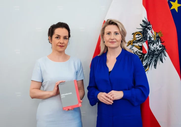 Die Dokumentationsstelle Politischer Islam ortet eine zunähme des Salafismus in Österreich. Der Bericht wurde an Integrationsministerin Susanne Raab übergeben. Foto: BKA/Alexander Zillbauer.