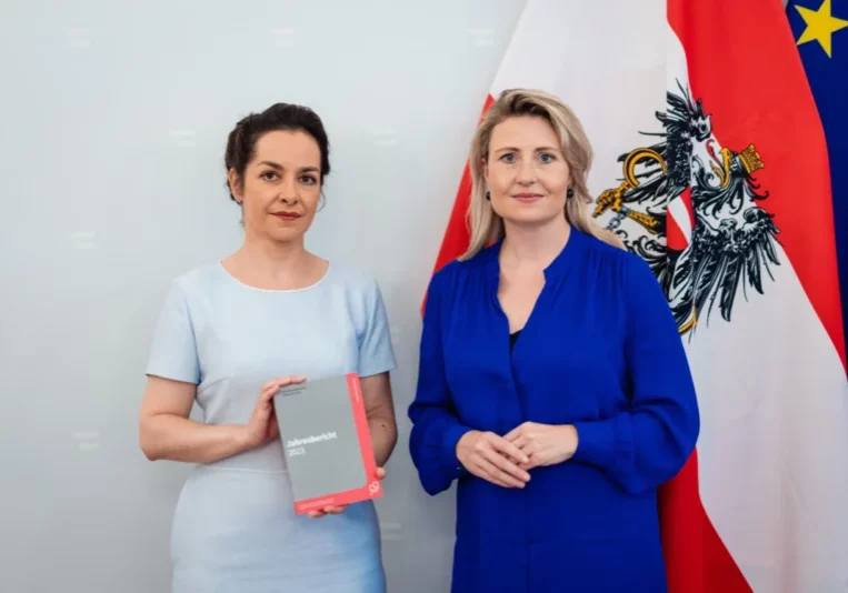 Die Dokumentationsstelle Politischer Islam ortet eine zunähme des Salafismus in Österreich. Der Bericht wurde an Integrationsministerin Susanne Raab übergeben. Foto: BKA/Alexander Zillbauer.