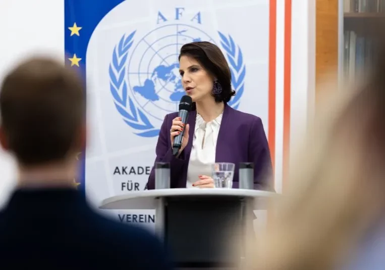 Karoline Edtstadler, Verfassungsministerin,drängt nuzn vehement auf Schutz der Grundrechte. Der Verfassungsgerichtshof hat die gegenwärtig einfache Handy-Beschlagnahme für verfassungswidrig erklärt. Das Gesetz ist zum 1. Jänner 2025 zu ändern. Im Bild: Edtstadler im November beim Akademischen Forum für Außenpolitik. Foto: Alexander Zillbauer