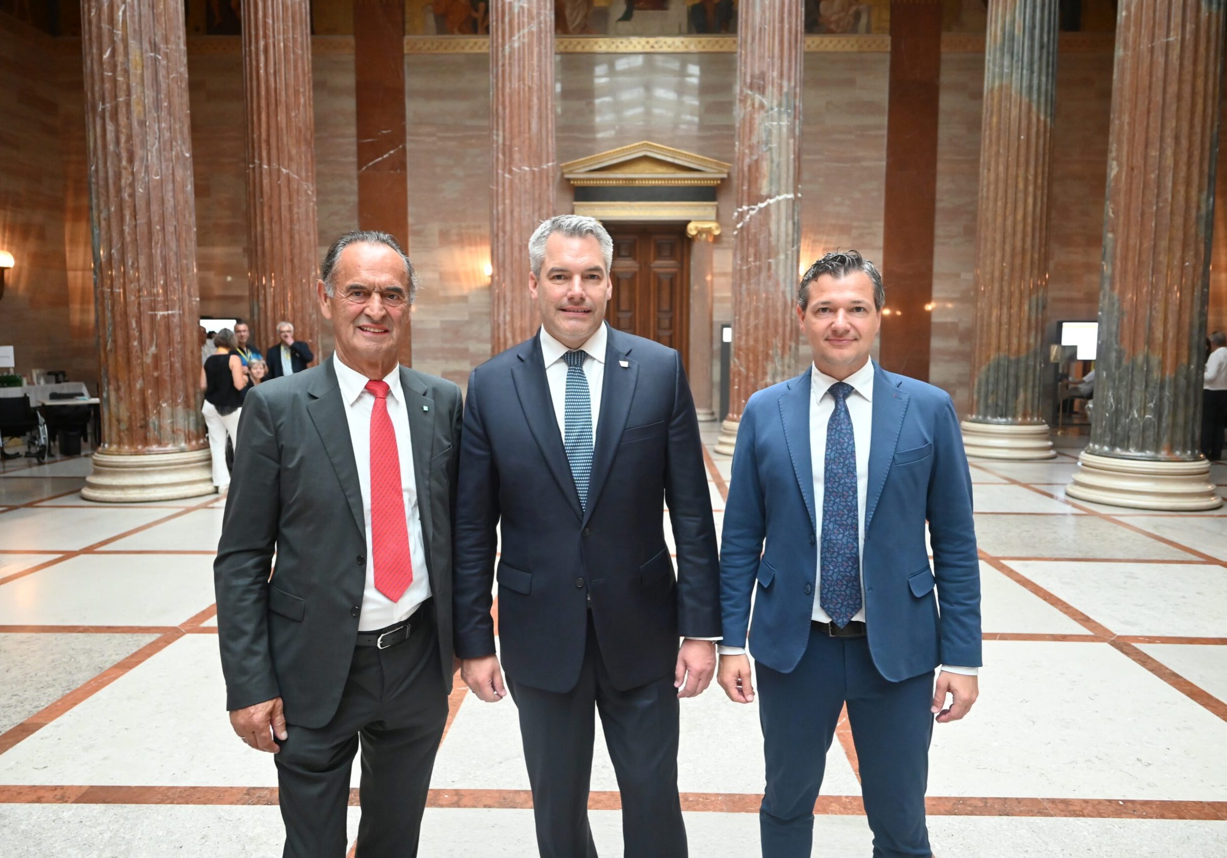 Nach einem schweren Unwetter in Kärntner unterstützt der Bund besonders betroffene Gemeinden mit finanziellen Mitteln. Auf dem Bild zu sehen: NR-Abgeordneter Obernosterer, Bundeskanzler Nehammer und NR-Abgeordneter Weidinger. Foto: ÖVP-Parlamentsklub Foto: Privat