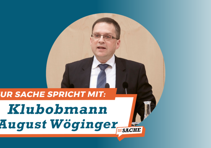Klubobmann August Wöginger im Gespräch mit Zur-Sache. Foto: Parlamentsdirektion/ Thomas Top; Grafik: Zur-Sache