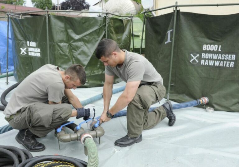 Die Spezialeinheit AFDRU des Bundesheeres hilft bei Katastrophen, wird in das Erdbebengebiet entsandt (Bild: Aufbau Wasserversorgung in Bosnien, 2014). Foto: BMLV/Regina Aigner