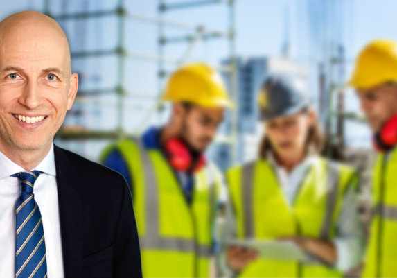 Prämie löste Investitionen aus und sicherte Arbeitsplätze: Arbeitsminister Martin Kocher. Fotos: BKA/ Andy Wenzel; iStock.com/ Morsa Images