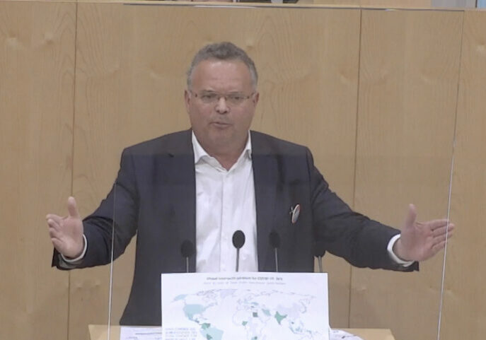 FP-Abgeordneter Hauser spricht im Parlament über Ivermectin. Screenshot: Parlamentsdirektion / Mediathek