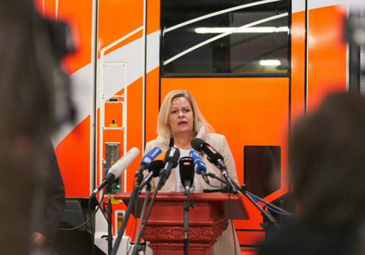Deutschlands Innenministerin Nancy Fieser plant eine Änderung in der Asylpolitik. Asylverfahren sollen demnach bereits an der EU-Außengrenze durchgeführt werden. Foto: bmi.bund.de/Henning Schacht