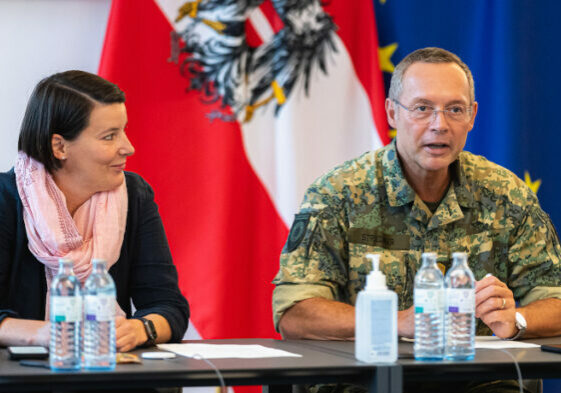 Sie leiteten die Krisenkoordination in der Pandemie: Chief Medical Officer Katharina Reich, zuständig für den medizinischen Teil, und General Rudolf Striedinger, zuständig für Logistik. Foto: BKA