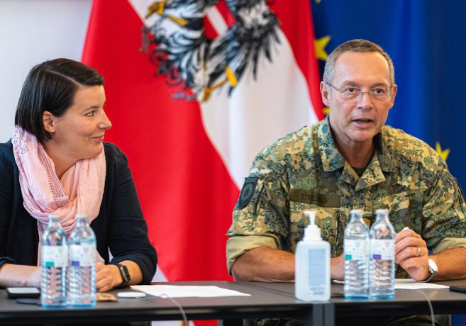 Sie leiteten die Krisenkoordination in der Pandemie: Chief Medical Officer Katharina Reich, zuständig für den medizinischen Teil, und General Rudolf Striedinger, zuständig für Logistik. Foto: BKA