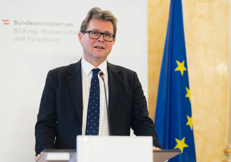 Wissenschaftsminister Martin Polaschek präsentiert die Dachstrategie für den gesamten österreichischen Hochschulraum. Foto: BMBWF