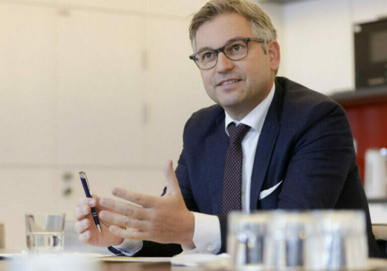 In den kommenden vier Jahren wird die Abschaffung der Kalten Progression 20 Milliarden Euro Entlastung bringen. Für Finanzminister Magnus Brunner ein "historisches Paket". Foto: BMF