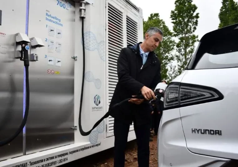 Wasserstoff als Treibstoff: Das österreichische Unternehmen EDC Anlagentechnik hat die erste Wasserstofftankstelle in Bulgarien eröffnet, berichtet das Portal www.h2-view.comel