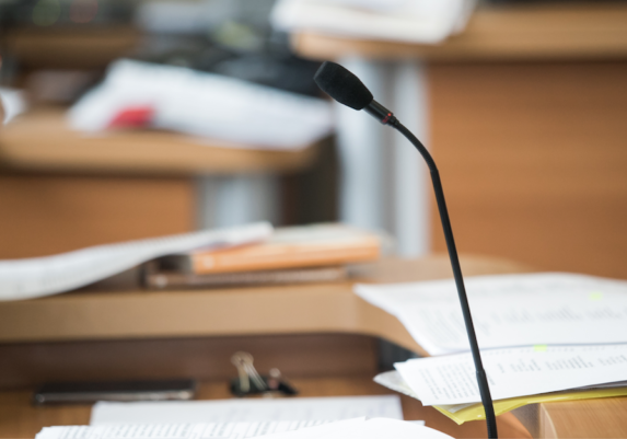 Lesung aus WKStA-Akten - zur Unterhaltung. Foto: iStock.com/ Semen Salivanchuk