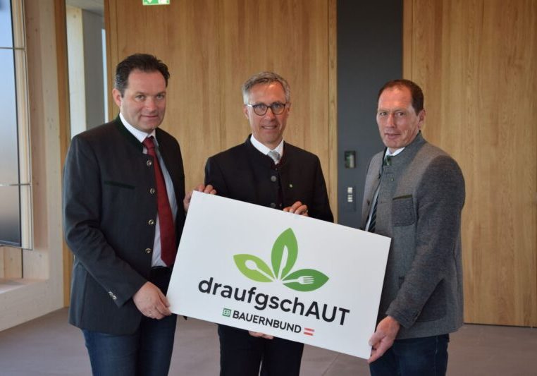 "Die Zeichen stehen auf Arbeit", verkündet Landwirtschaftsminister Norbert Totschnig bei einer Pressekonferenz zum Auftakt des agrarpolitischen Herbstes. Gemeinsam mit Bauernbundpräsident Georg Strasser und LKÖ-Präsident Josef Moosbrugger arbeitet man an Zukunftsperspektiven für die österreichischen Bauernfamilien. Foto: Bauernbund