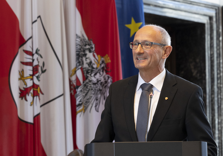 Setzt auf Zuversicht und Zusammenarbeit. Tirols neuer Landeshauptmann Anton "Toni" Mattle bei seiner ersten Regierungserklärung im Tiroler Landtag. Foto: Land Tirol/Die Fotografen
