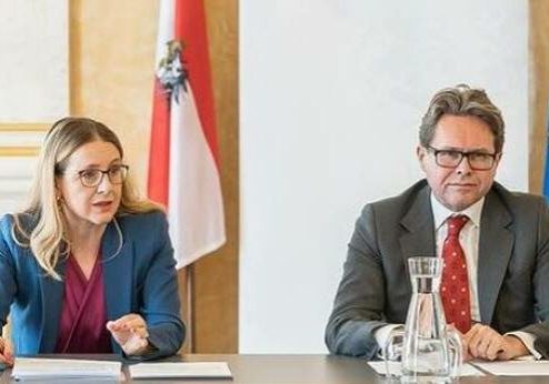 Digitalisierungsministerin Margarete Schramböck und Bildungsminister Martin Polaschek stellen den Digitale Aktionsplan für Universitäten vor. Foto: Büro Margarete Schramböck