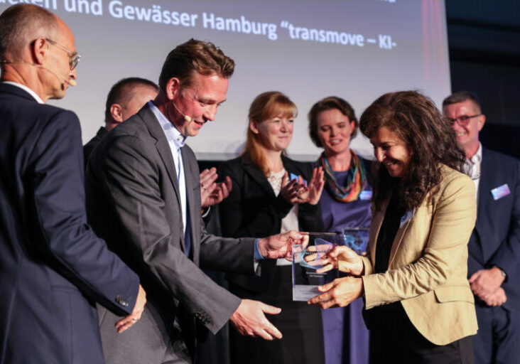 Österreich holte beim eGovernment Wettbewerb in Berlin mit der ID Austria den ertsen Platz. Entgegengenommen wurde dieser von Sektionschefin und CDO des Bundes, Maria Ulmer, und für das Projektteam Johannes Rund. Foto: Konstantin Gastmann