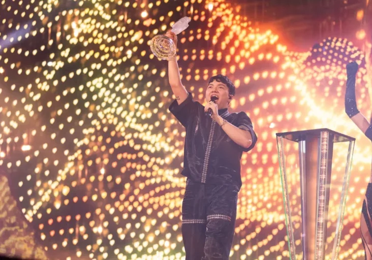 Der Countertenor mit dem Künstlernamen JJ gewann für Österreich den Eurovision Song Contest 2025. Die Begeisterung ist enorm - und erfasst auch die Spitze des Staates und der Regierung. Foto: ORF/EBU/Corinnne Cumming