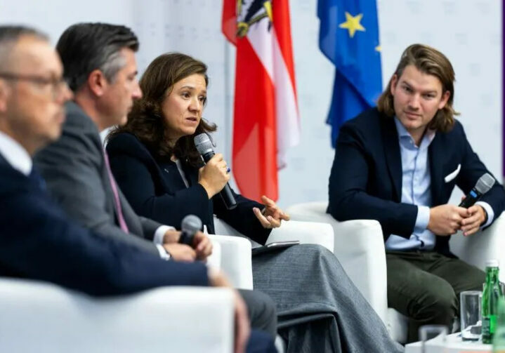 "Finanz im Dialog" zum digitalen Euro: Finanzminister Magnus Brunner nennt die Bedingungen. Im Bild (v.l.n.r.) Peter Bofinger, Robert Zadrazil, Petia Niederländer und Valentin Stalf. Foto: BMF