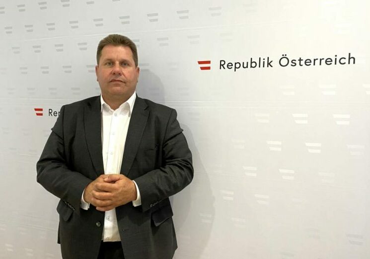 Flüchtlingskoordinator Michael Takacs gibt nach rund 8 Wochen Krieg in der Ukraine einen Überblick über die aktuelle Flüchtingssituation. Foto: Zur-Sache.at / Michael Tögel