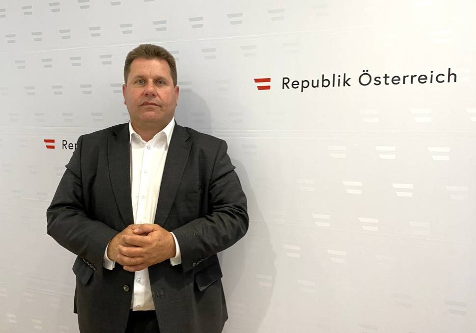 Flüchtlingskoordinator Michael Takacs gibt nach rund 8 Wochen Krieg in der Ukraine einen Überblick über die aktuelle Flüchtingssituation. Foto: Zur-Sache.at / Michael Tögel